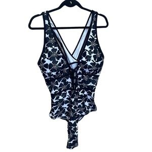 🍀 5/$25🍀 NWOT 2XL Flatter Me swimsuit one piece black and white